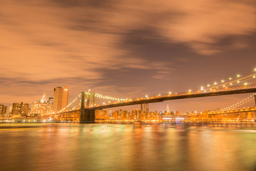 Fototapeta premium Nocny widok na Manhattan i Brooklyn Bridge
