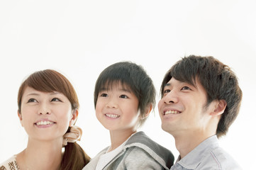 微笑む子供と両親