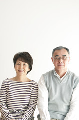 微笑むシニア夫婦