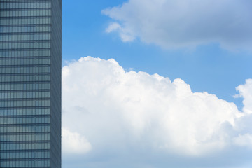 建物　高層ビル　と青空　雲　コピースペース