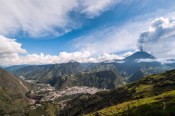Fototapeta premium Eruption of a volcano Tungurahua, Cordillera Occidental, Ecuador