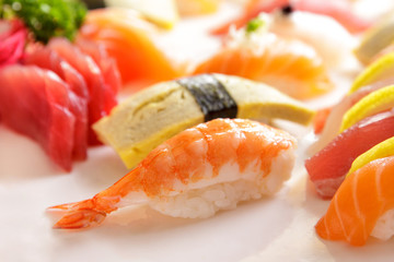 prawn nigiri sushi and tuna nigiri sushi on nigiri sushi platter