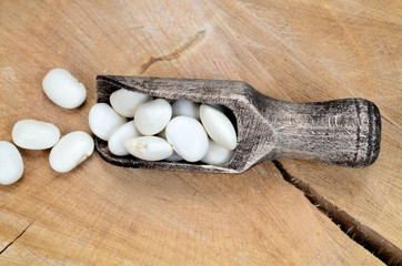 Fototapeta na wymiar white beans in scoop on table