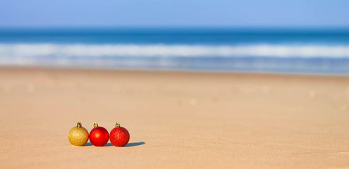 Fototapeta na wymiar Christmas ornaments on a tropical beach