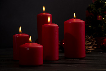 Obraz na płótnie Canvas Red candles and christmas tree