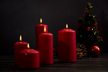 Fototapeta na wymiar Red candles and christmas tree