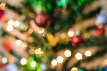 Obraz na płótnie Canvas Christmas tree with bokeh light blur background