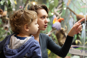Obraz premium Mom and son in museum