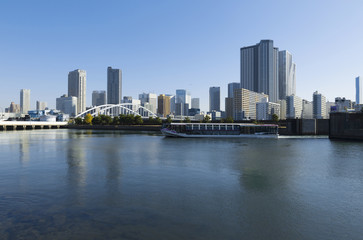 東京都市風景　完成した築地大橋と勝どきのビルと高層マンション群