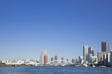 Fototapeta na wymiar 東京都市風景　完成した築地大橋と勝どきの月島ビルとマンション群　東京スカイツリー