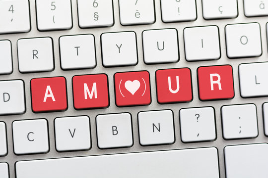 AMOUR writing on white keyboard with a heart sketch with parenth