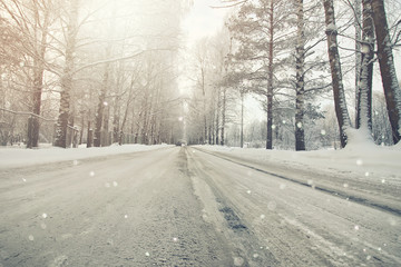 Naklejka premium road in the snowy storm winter