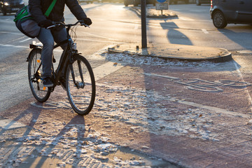 Radweg morgens im Winter