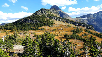 Fototapeta na wymiar View of Reynolds Mountain on a beautiful autumn day.