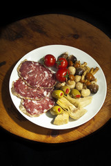 piatto salame con olive funghi carciofi pomodori dall'alto