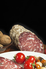 piatto salame nostrano primo piano