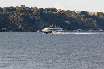 L'aliscafo rientra in porto con i passeggeri