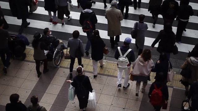 横断歩道を渡る人々スローモーション