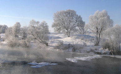 Fototapeta na wymiar misty morning on the river Zai