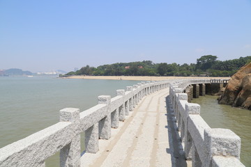 Obraz premium the stone path along the cliff and beach