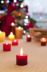テーブルの上に並ぶキャンドル