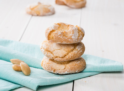 Amaretti di pasta di mandorla, tipico di Modena, fuoco selettivo