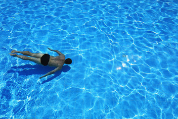 swimmer under water