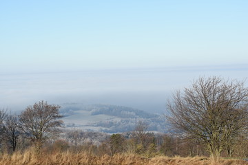 Blick in nebliges Tal