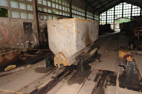 Vagone sespersando el embarque en la ca&ntilde;a de un pozo