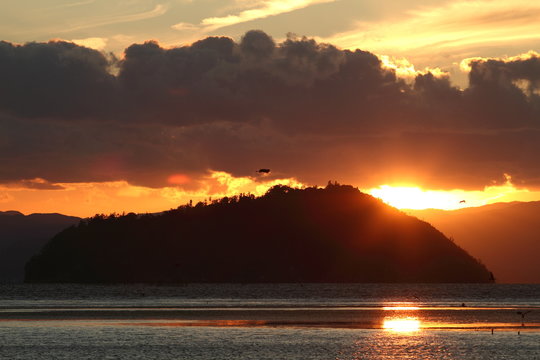 竹生島と夕日