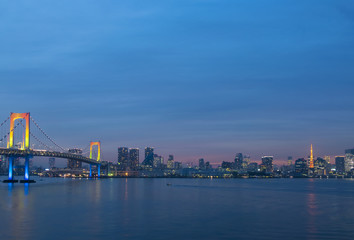 レインボーブリッジと東京タワー　夕暮れ　黄昏　夜景　虹色ライトアップ　コピースペース