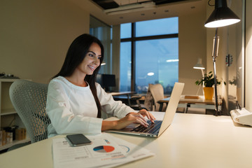 Obraz na płótnie Canvas Businesswoman working with laptop in office