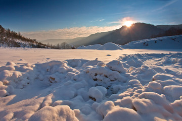 Zachód słońca zimą w górach w mieście górskim Muszyna © rogozinski