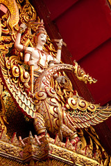 temple bouddhiste avec des statues et des dragons,