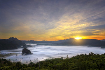 Fototapeta na wymiar Beautiful sea mist in the morning at Phu Lang Ka, Phayao, Thailand