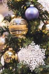 Obraz na płótnie Canvas Beautiful shiny New Year decorations on Christmas tree with whit