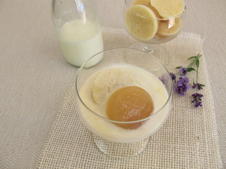 Kalte Milch mit Kaffee Kokos Eiswürfel