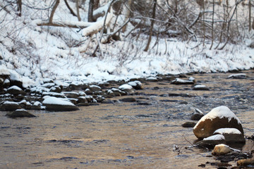 rivière en hiver