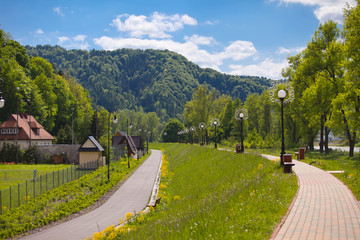 Słoneczny dzień w górach, w Muszynie nad rzeką Poprad © rogozinski