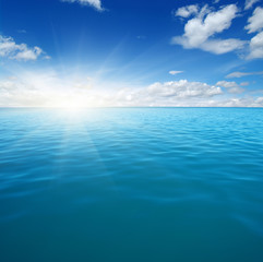 Obraz premium Blue sea and sun