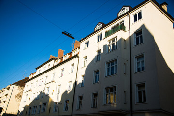 Fototapeta na wymiar Altbau Wohnungen in München - blauer Himmel