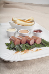 wurstel con spinaci e salse pane tostato