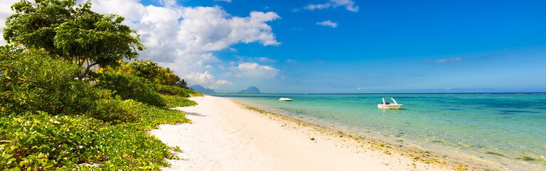 Obraz na płótnie Canvas Sandy tropical beach. Panorama.