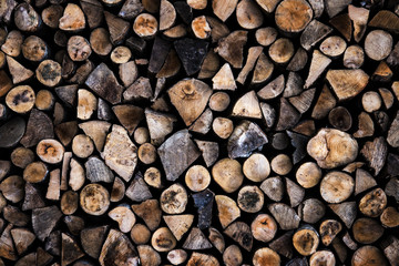 Leña cortada y apilada para hoguera o fuego