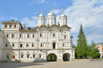Fototapeta na wymiar Patriarshy Cathedral in the Moscow Kremlin