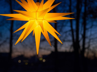 Stern leuchtet vor dem Abendhimmel