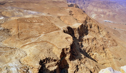 Blick von der Festung Masada auf die Überreste eines römischen Hauptkastells