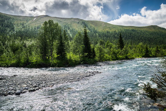 bank of Manaraga river in front of mountains