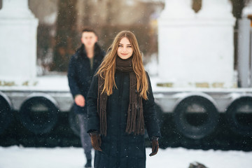 Obraz premium couple posing in a snowy park