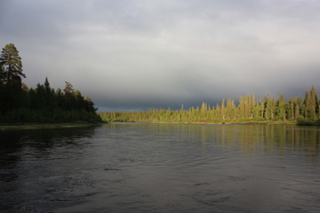 Берег реки перед грозой.